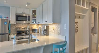 Waterfront on Ochlockonee Bay-Renovated condo & sparking pool