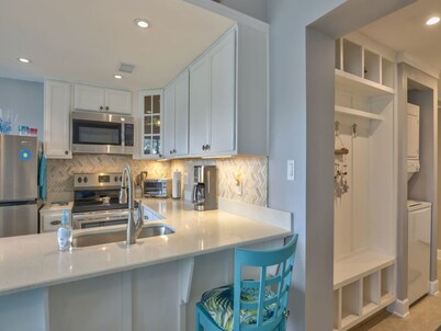 Waterfront on Ochlockonee Bay-Renovated condo & sparking pool