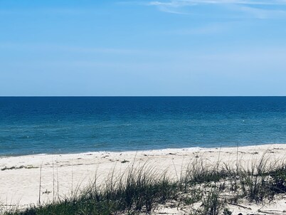 Waterfront on Ochlockonee Bay-Renovated condo & sparking pool