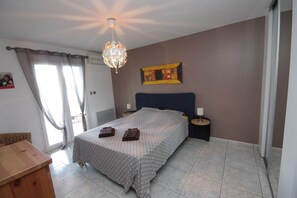 4 bedrooms, iron/ironing board, WiFi, bed sheets - Contemporary house with heated swimming pool on the edge of a private lake... paradise (LESPINASSE)