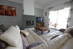 TV, fireplace, DVD player, ping pong - Contemporary house with heated swimming pool on the edge of a private lake... paradise (LESPINASSE)