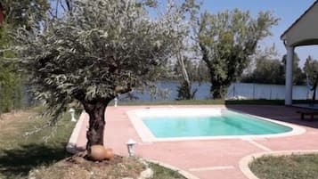 Piscina all'aperto, una piscina riscaldata