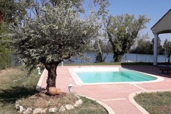 Una piscina al aire libre, una piscina climatizada