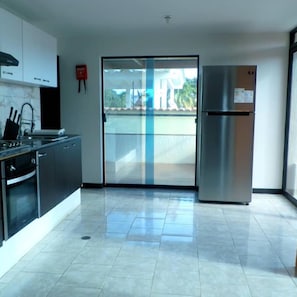 Microondas, horno, placa de cocina y lavavajillas