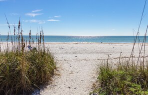 Beach nearby - New Owner fresh design and new furnishings throughout! (Sanibel)