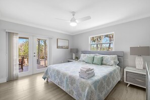 3 bedrooms, free WiFi, bed sheets - New Owner fresh design and new furnishings throughout! (Sanibel)