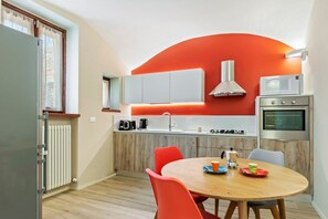 Micro-ondes, four, plaque de cuisson, cafetière/bouilloire