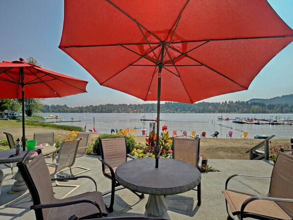 Outdoor dining - Shawnigan Lake Beach Resort 2 Bedroom Beachfront Condo! (Shawnigan Lake)