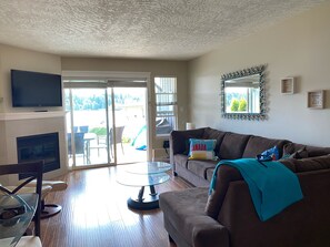 Fireplace, DVD player, books, video library - Shawnigan Lake Beach Resort 2 Bedroom Beachfront Condo! (Shawnigan Lake)