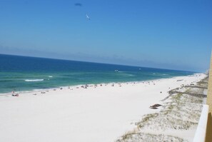 Plage, chaises longues, serviettes de plage