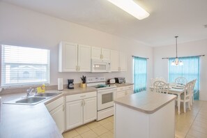 House, 4 Bedrooms | Private kitchen