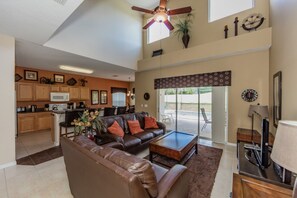 House, 5 Bedrooms | Living room