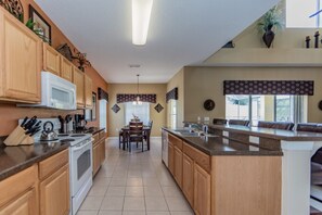 House, 5 Bedrooms | Private kitchen