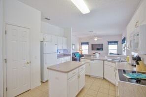 House, 4 Bedrooms | Private kitchen | Oven, stovetop