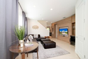 House, 6 Bedrooms | Living room