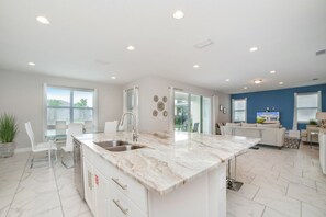 House, 5 Bedrooms | Private kitchen