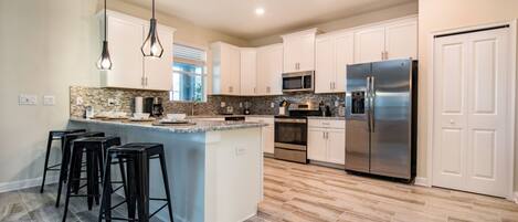 ハウス 6 ベッドルーム | 専用キッチン | 大型冷蔵庫、電子レンジ、オーブン、コンロ