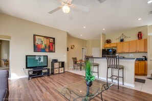 Casa, 3 habitaciones | Sala de estar | Televisión de 36 pulgadas con canales por cable