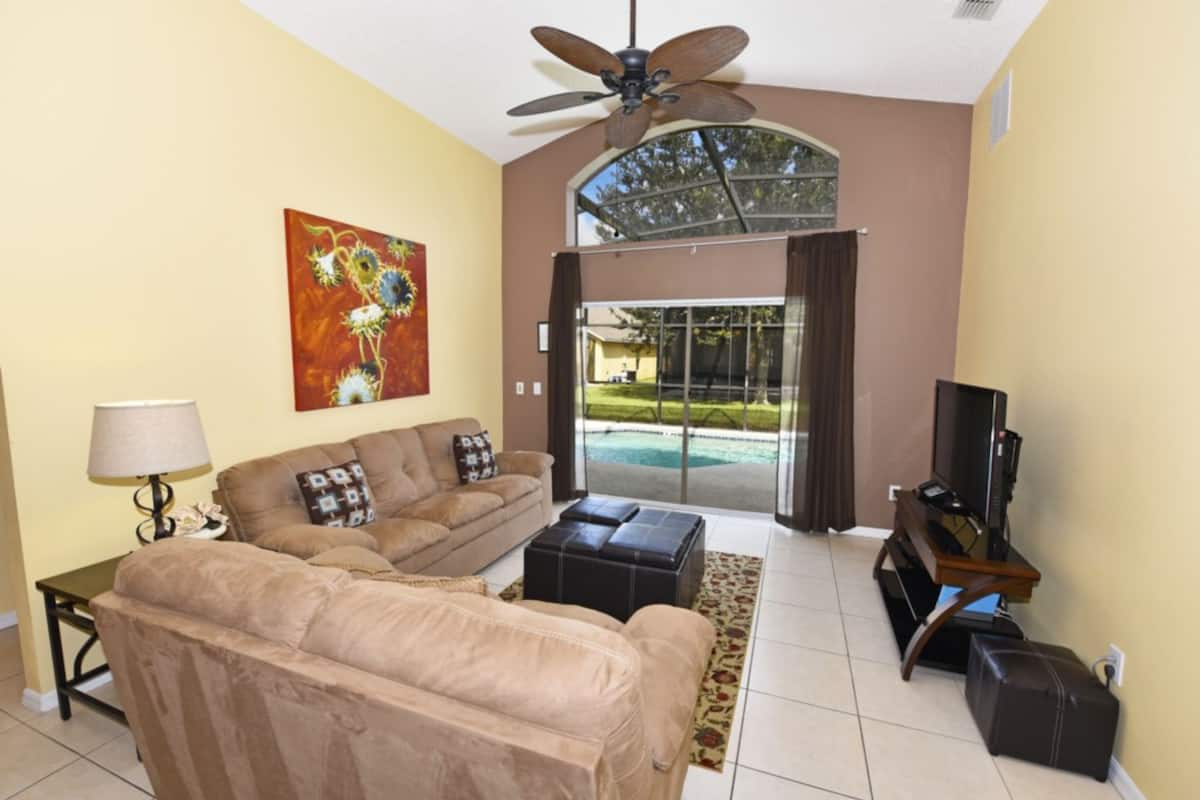 House, 5 Bedrooms | Living area