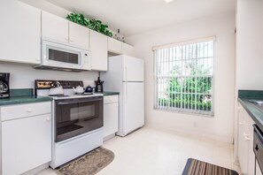 House, 2 Bedrooms | Private kitchen | Oven, stovetop