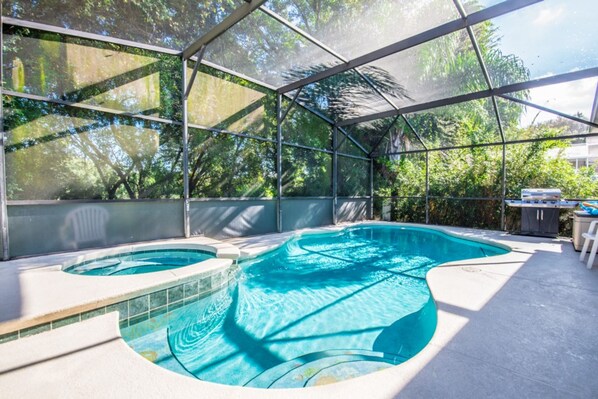 Talo, 4 makuuhuonetta | Uima-allas | Ulkouima-allas