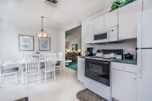 House, 2 Bedrooms | Private kitchen | Oven, stovetop