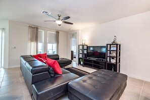 House, 4 Bedrooms | Living room