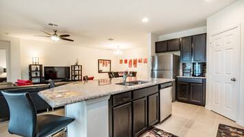 House, 4 Bedrooms | Private kitchen | Oven, stovetop