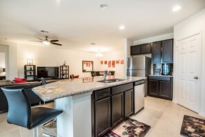 House, 4 Bedrooms | Private kitchen | Oven, stovetop