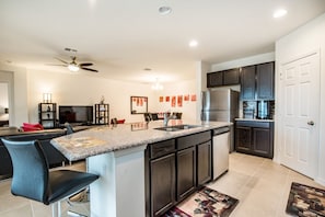 House, 4 Bedrooms | Private kitchen | Oven, stovetop