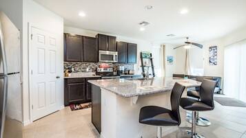 House, 4 Bedrooms | Private kitchen | Oven, stovetop