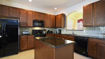 House, 6 Bedrooms | Private kitchen | Oven, stovetop