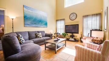 House, 5 Bedrooms | Living room | 36-inch TV with cable channels