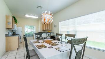 House, 5 Bedrooms | Private kitchen | Oven, stovetop