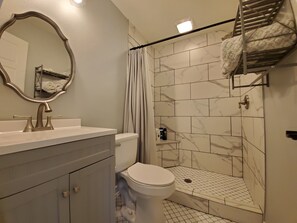 Combined shower/bathtub, hair dryer, towels, soap - Completely remodeled 1940's farmhouse with Gorgeous pond views!! (Hot Springs)