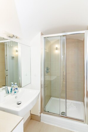 Appartement, 2 chambres | Salle de bain | Ensemble douche/baignoire, douche à « effet pluie », sèche-cheveux