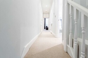 Hallway - Amazing 2 bed 2 bath Kensington (London)