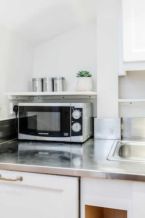 Apartment, 2 Bedrooms | Microwave