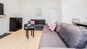 Leilighet, 2 soverom | Oppholdsrom | En 90-centimeters Flatskjerm-TV med kabel-kanaler samt TV og Netflix