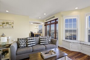 Smart TV, fireplace, ping pong - MM Properties Lake Ontario: The Oasis (Hilton)