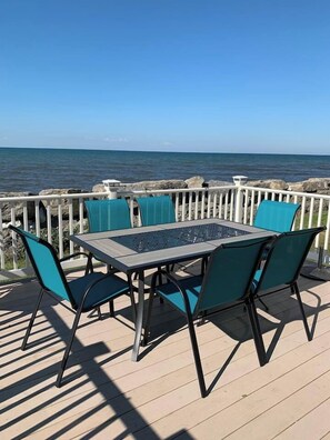 Outdoor dining - MM Properties Lake Ontario: The Oasis (Hilton)