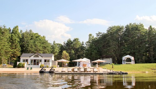 Mount Pleasant Manor with pool