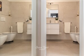Dusche, Haartrockner, Bidet, Handtücher