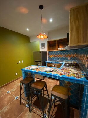 Microondas, parrilla de estufa y cafetera y tetera