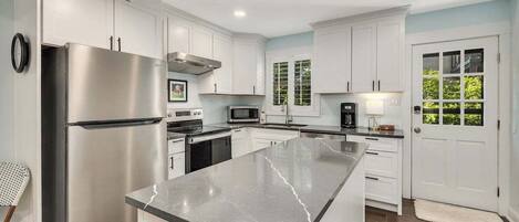 Refrigerador, microondas, horno, placa de cocina