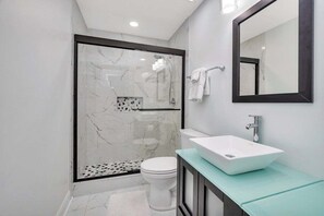 Een douche, handdoeken