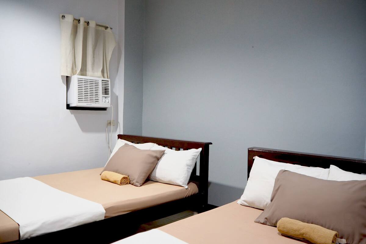 Deluxe Quadruple Room | Desk, laptop workspace, WiFi (free)
