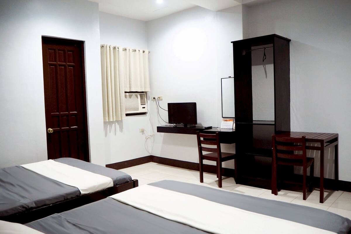 Family Studio Suite | Desk, laptop workspace, WiFi (free)