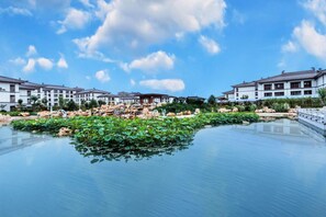 Lake - Yun-zen Jinling Acrobatics Hotel (Cangzhou)
