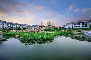 Lake - Yun-zen Jinling Acrobatics Hotel (Cangzhou)
